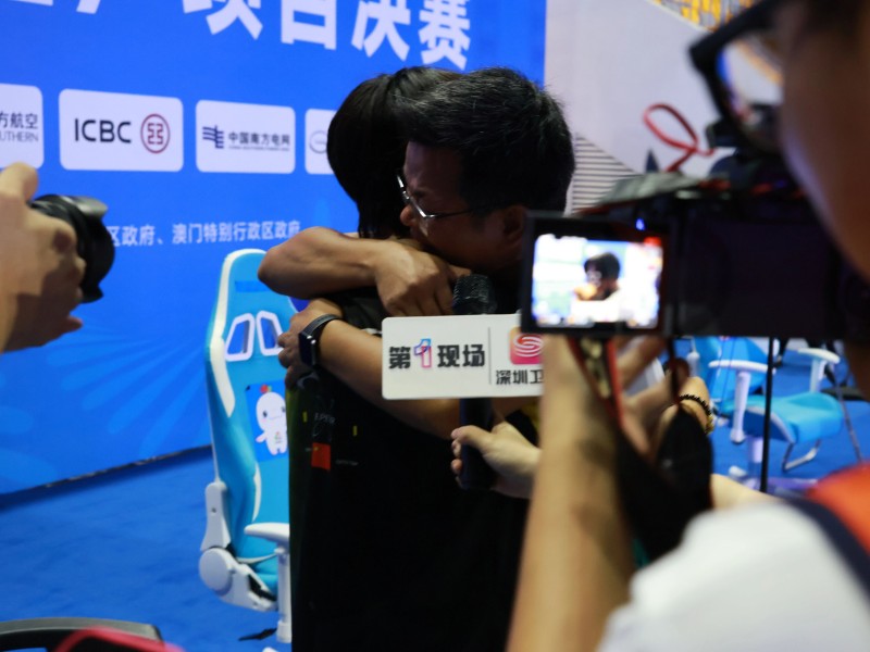 小白奪冠,師傅黃教練忍不住淚灑現(xiàn)場(chǎng) 小白奪冠,師傅黃教練忍不住淚灑現(xiàn)場(chǎng)